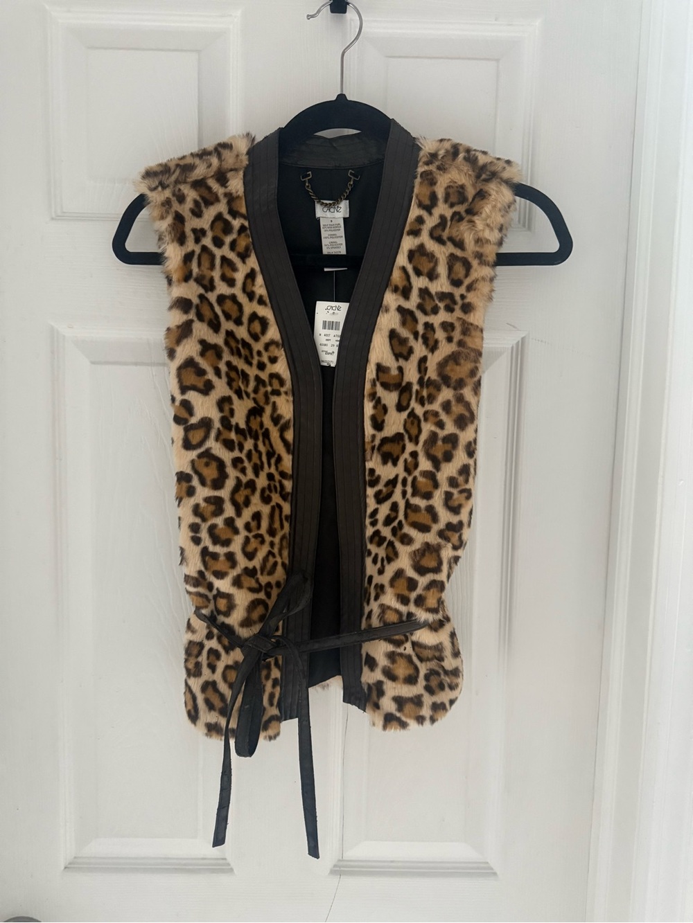 Cache Leopard-Print Faux Fur Vest with Black Trim and Gold Chain Accent - Picture 4 of 7